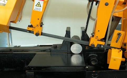 新洲数控带锯床自动送料精度会出现偏差吗？